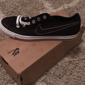 Women’s Nike Go Canvas Black & White Sneakers 👟